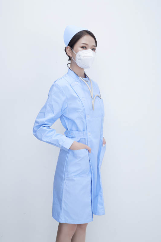 穿蓝色护士服佩戴听诊器口罩的女性医护人员图片
