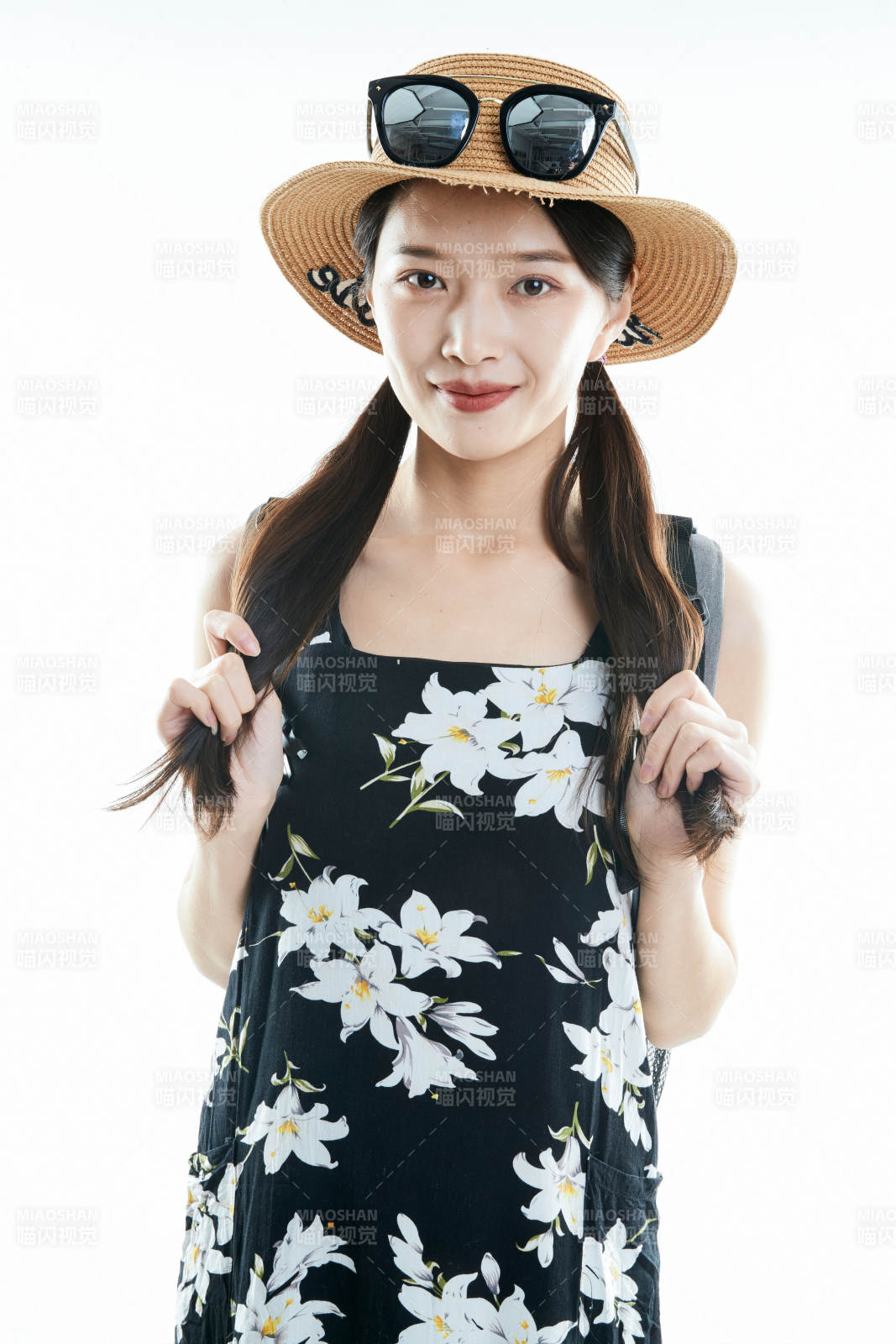 白色背景下准备出发旅行的美丽东方女大学生图片