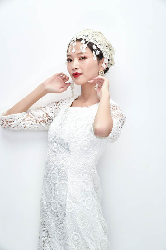 棚拍白色背景下的新娘美妆图片