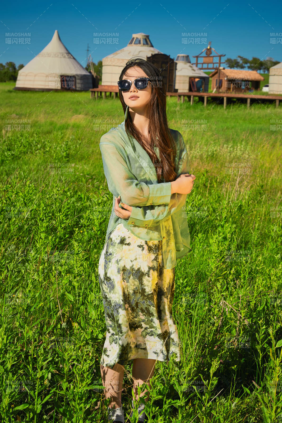 盛夏在草原湿地公园游玩的姑娘图片