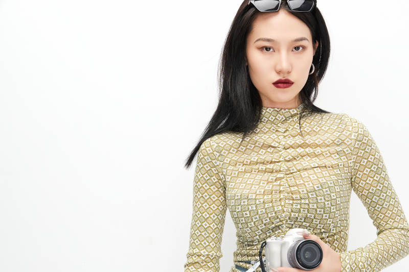 手持电话穿着复古的亚洲少女图片