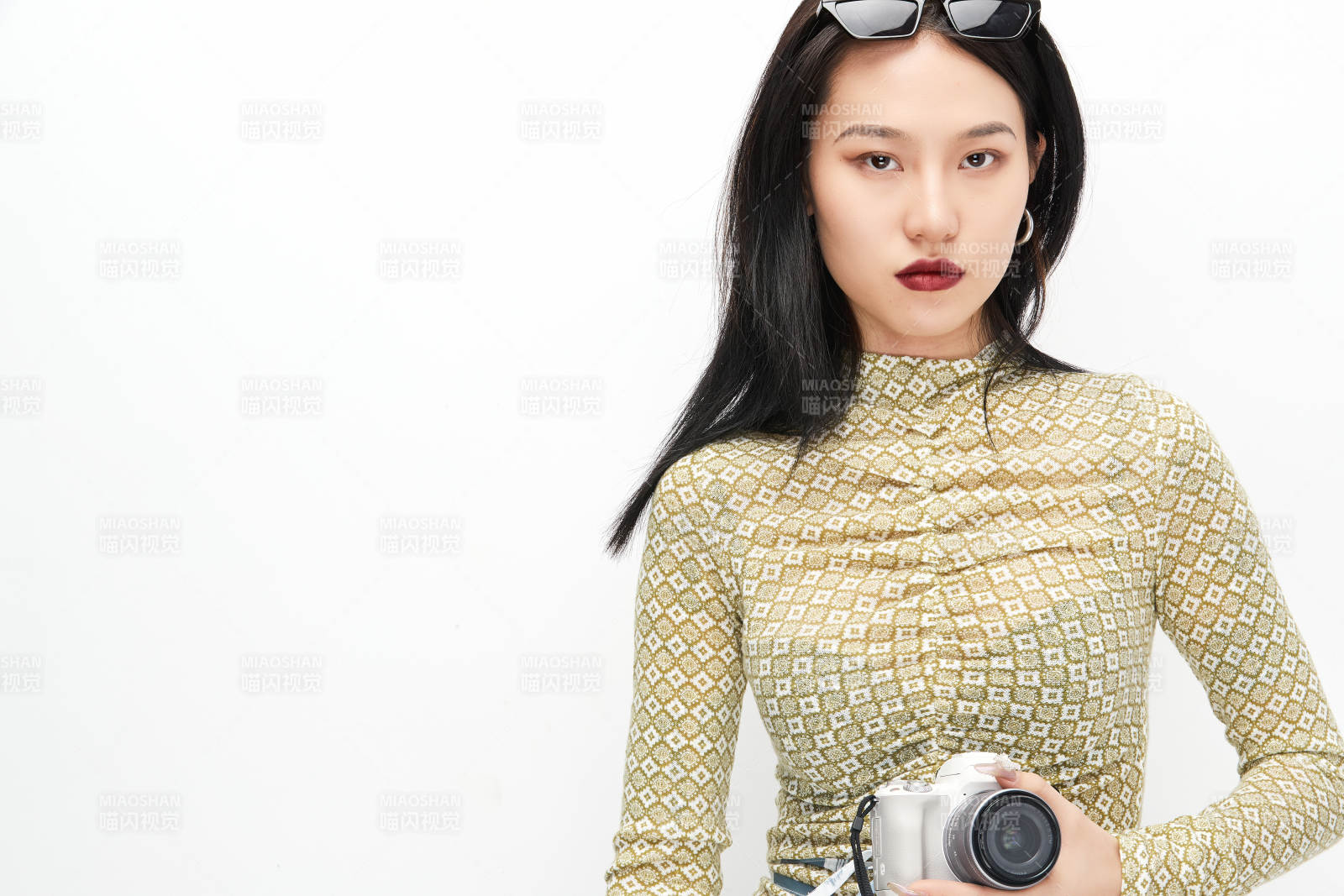 手持电话穿着复古的亚洲少女图片