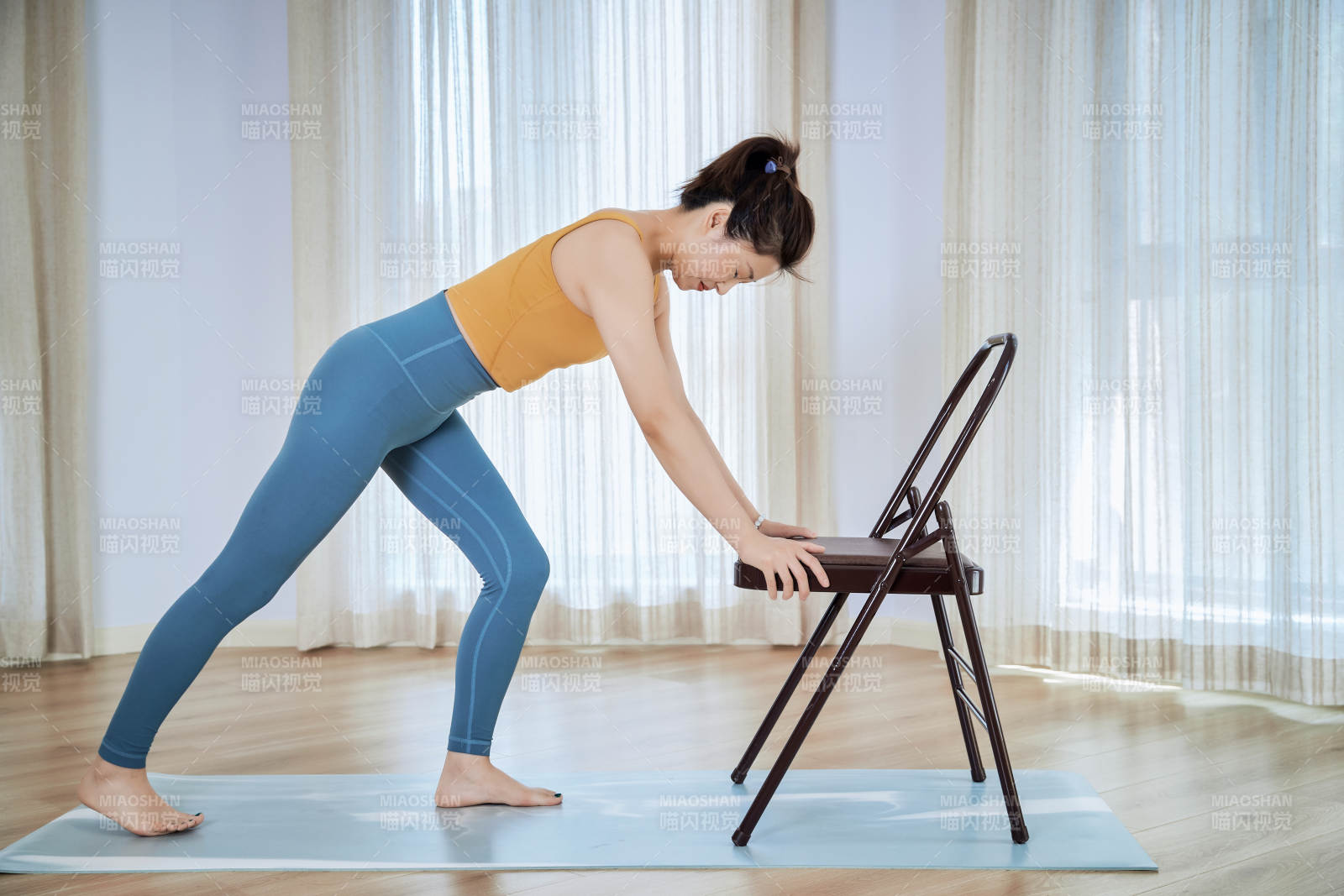 做瑜伽动作的亚洲年轻女性图片