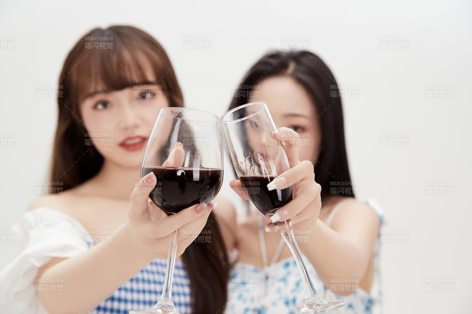 亲密无间的可爱的亚洲美女闺蜜图片