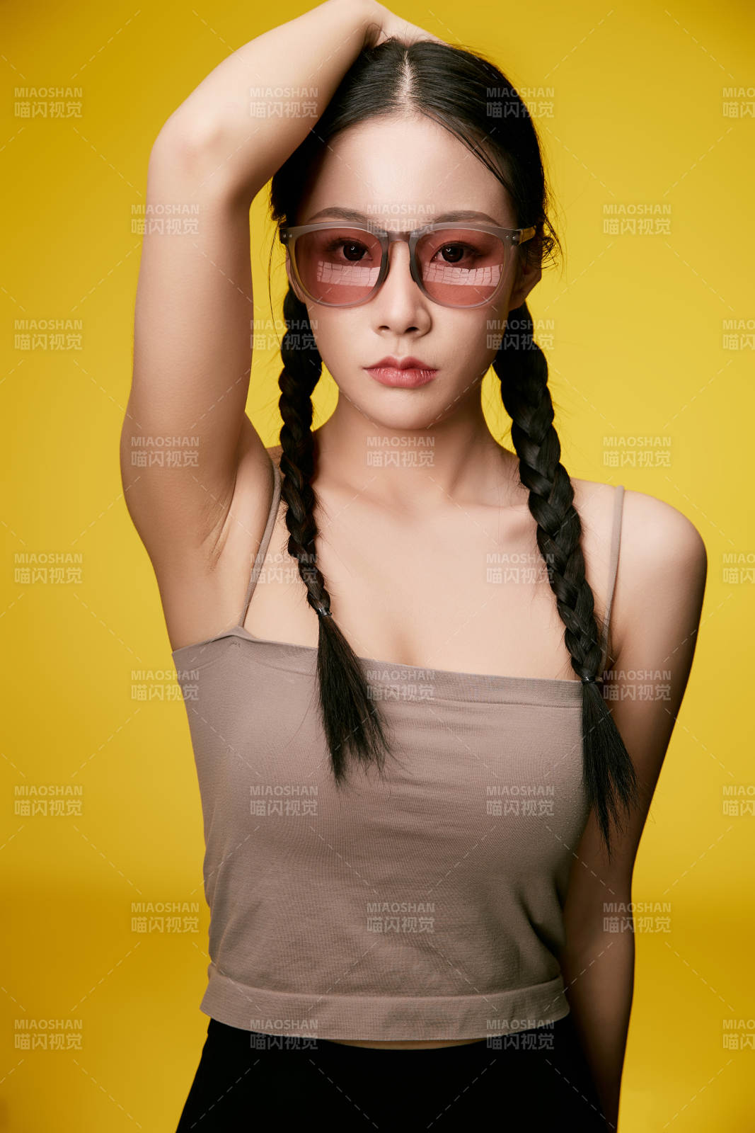 黄色背景下的活泼可爱女大学生图片