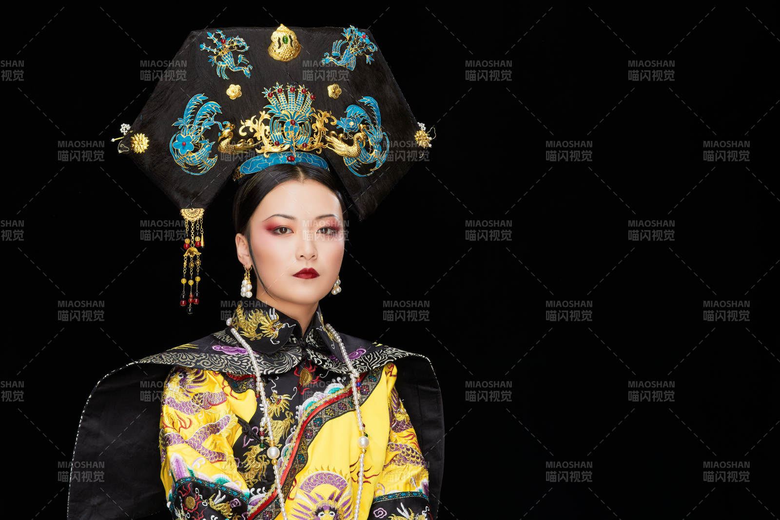 黑色背景下的清代皇后古装造型清朝古装图片