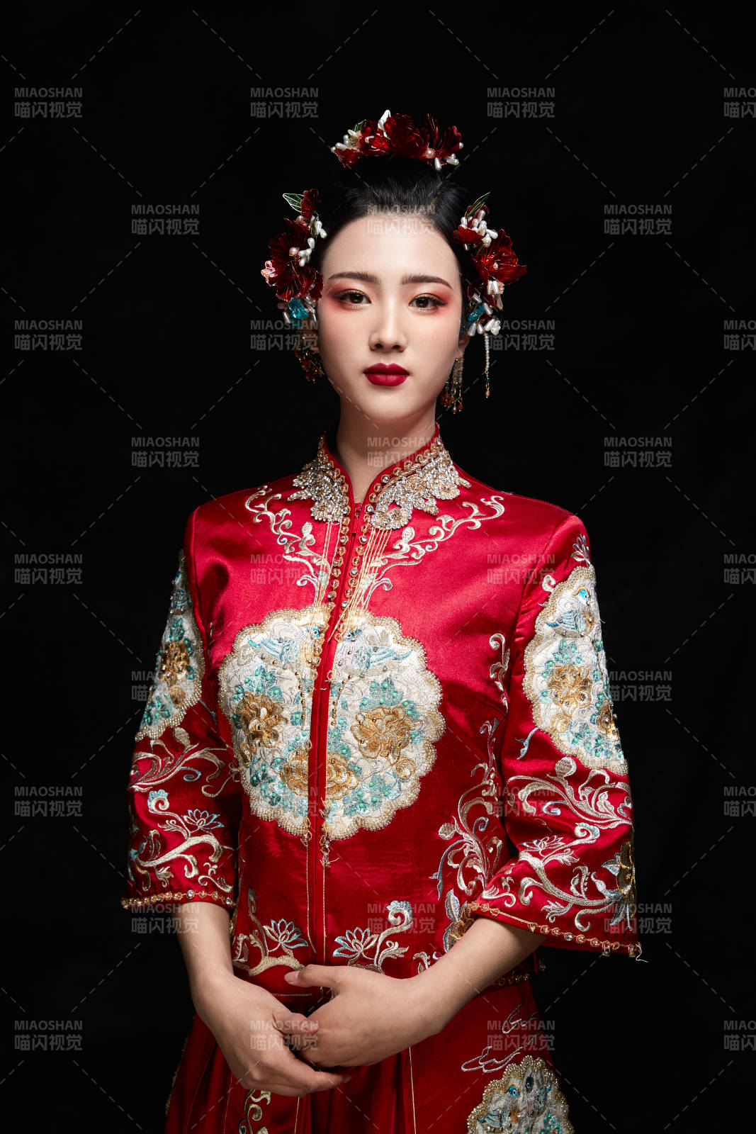 穿着中式秀禾服的亚洲少女图片