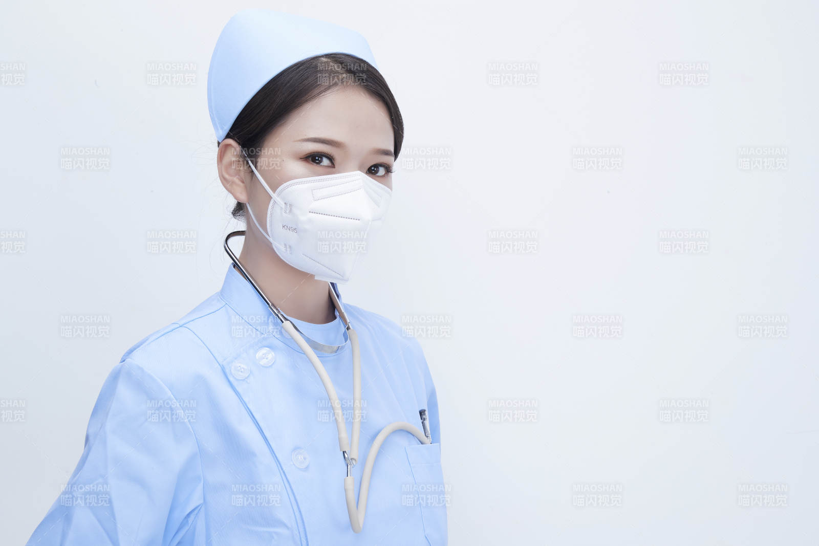 穿蓝色护士服佩戴听诊器口罩的女性医护人员图片