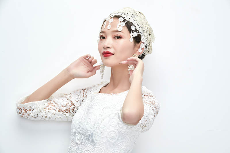 棚拍白色背景下的新娘美妆图片