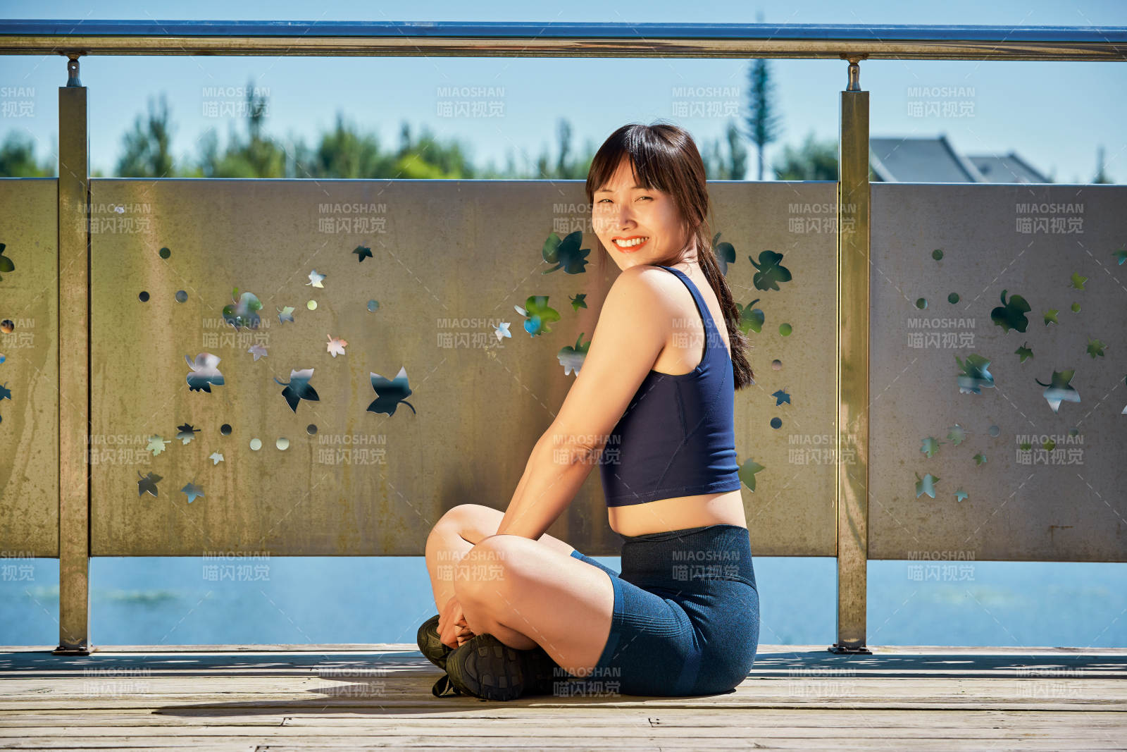 户外河畔公园做拉伸有氧运动的亚洲女性图片