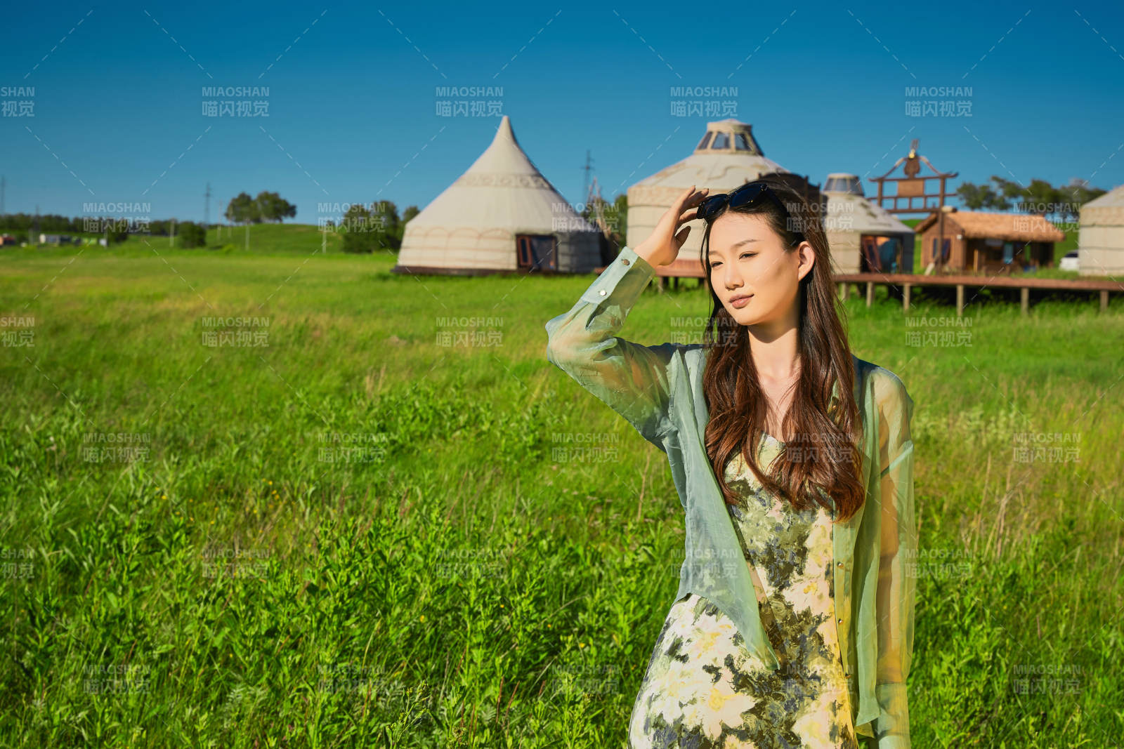 盛夏在草原湿地公园游玩的姑娘图片