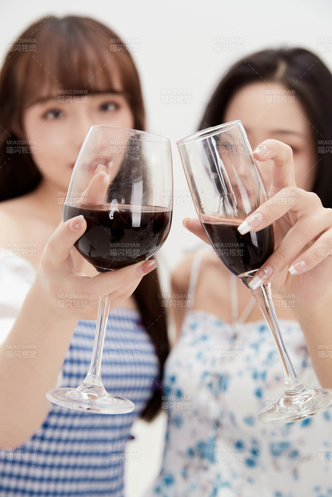 亲密无间的可爱的亚洲美女闺蜜图片