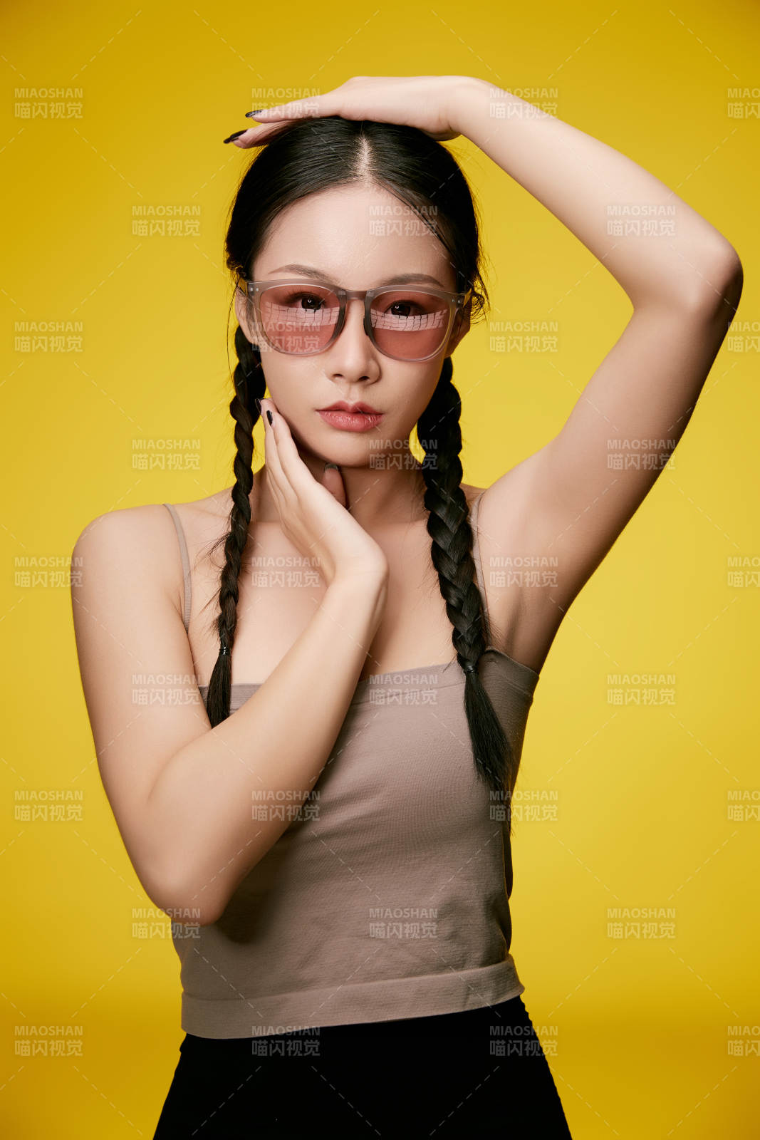 黄色背景下的活泼可爱女大学生图片