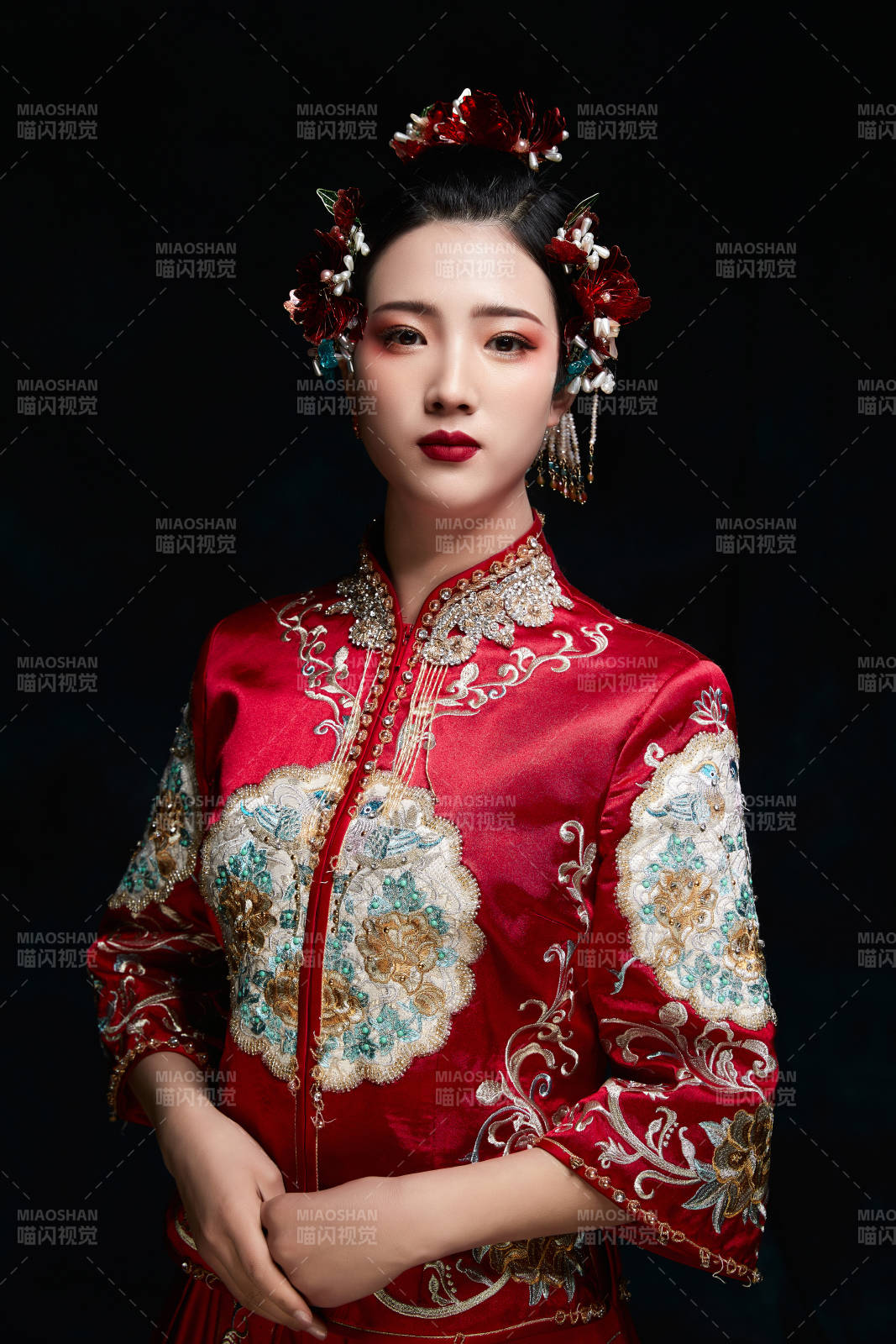 穿着中式秀禾服的亚洲少女图片