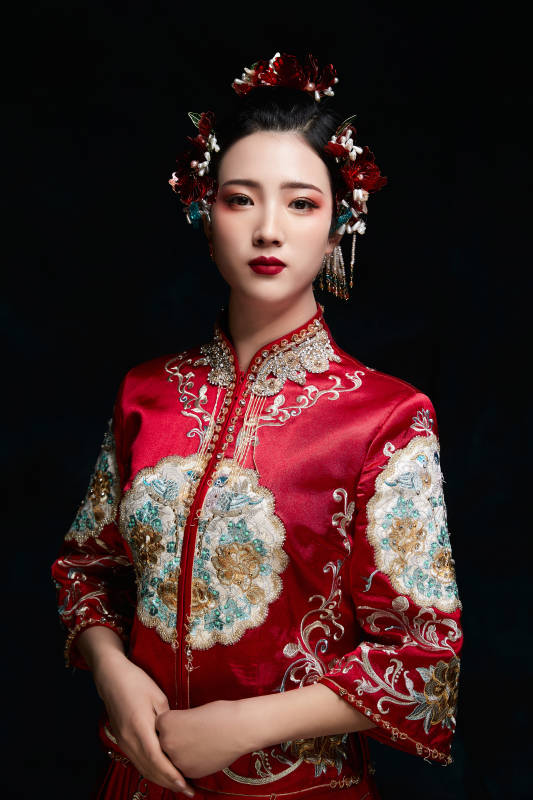 穿着中式秀禾服的亚洲少女图片