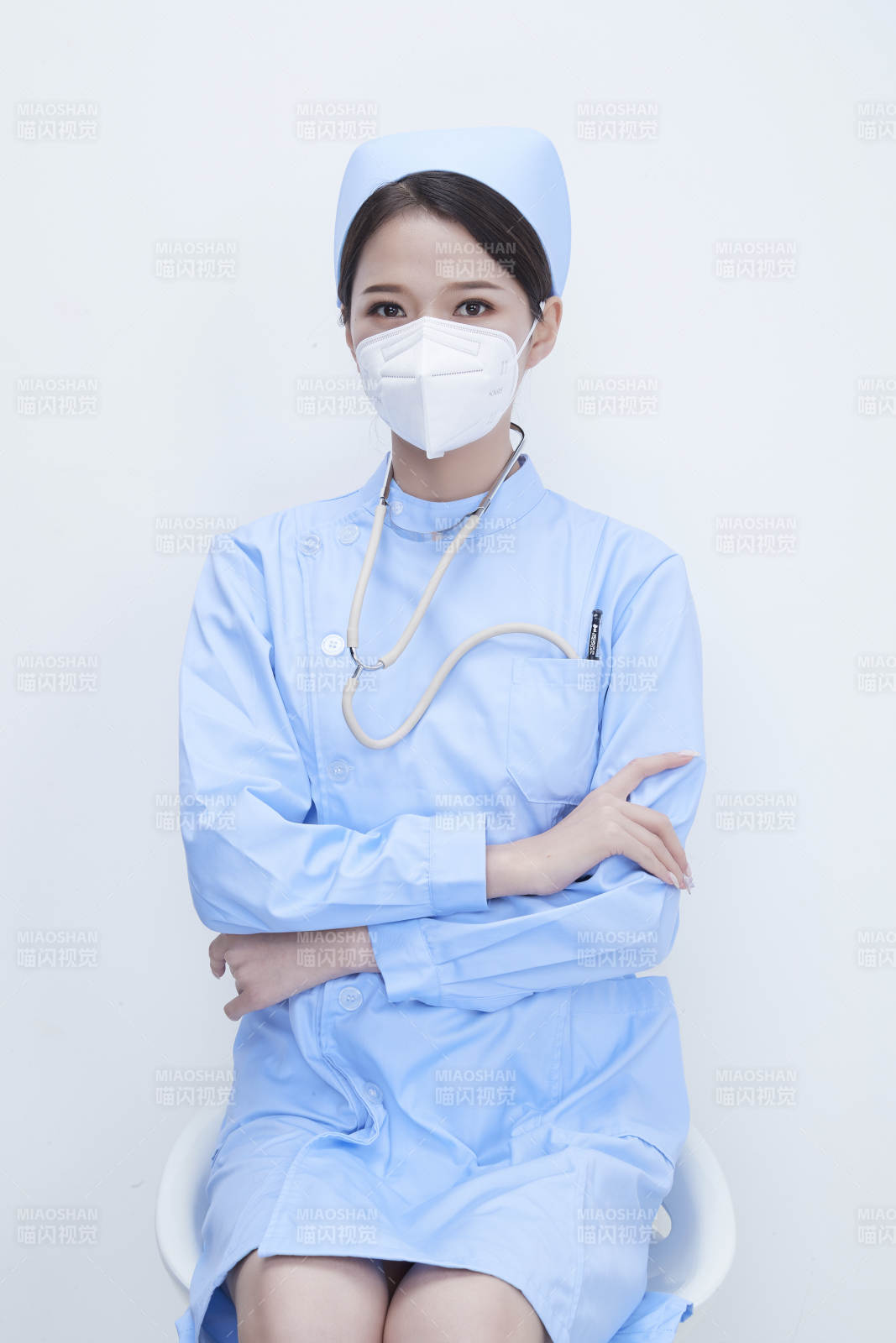 穿蓝色护士服佩戴听诊器口罩的女性医护人员图片