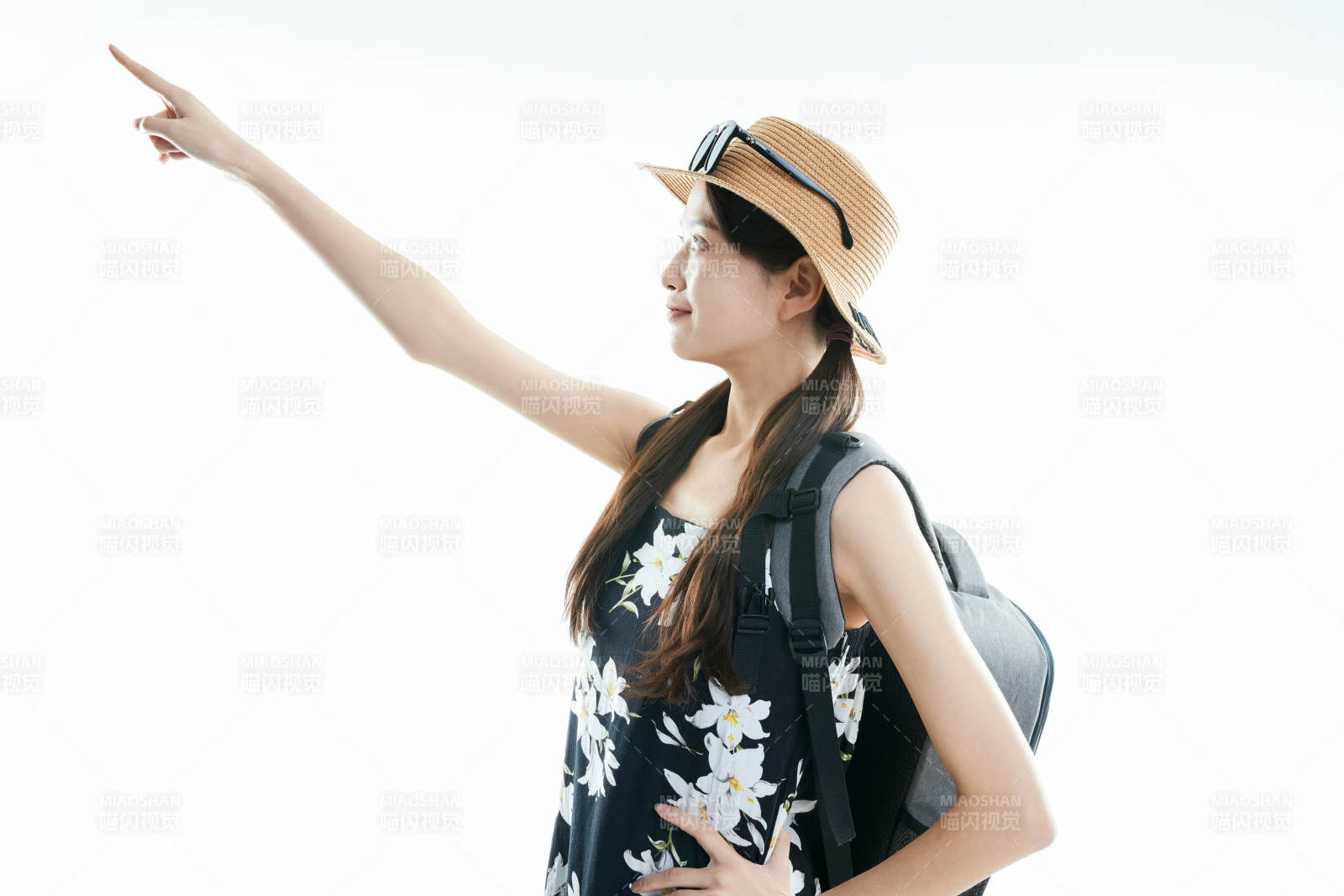 白色背景下准备出发旅行的美丽东方女大学生图片