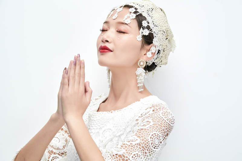 棚拍白色背景下的新娘美妆图片