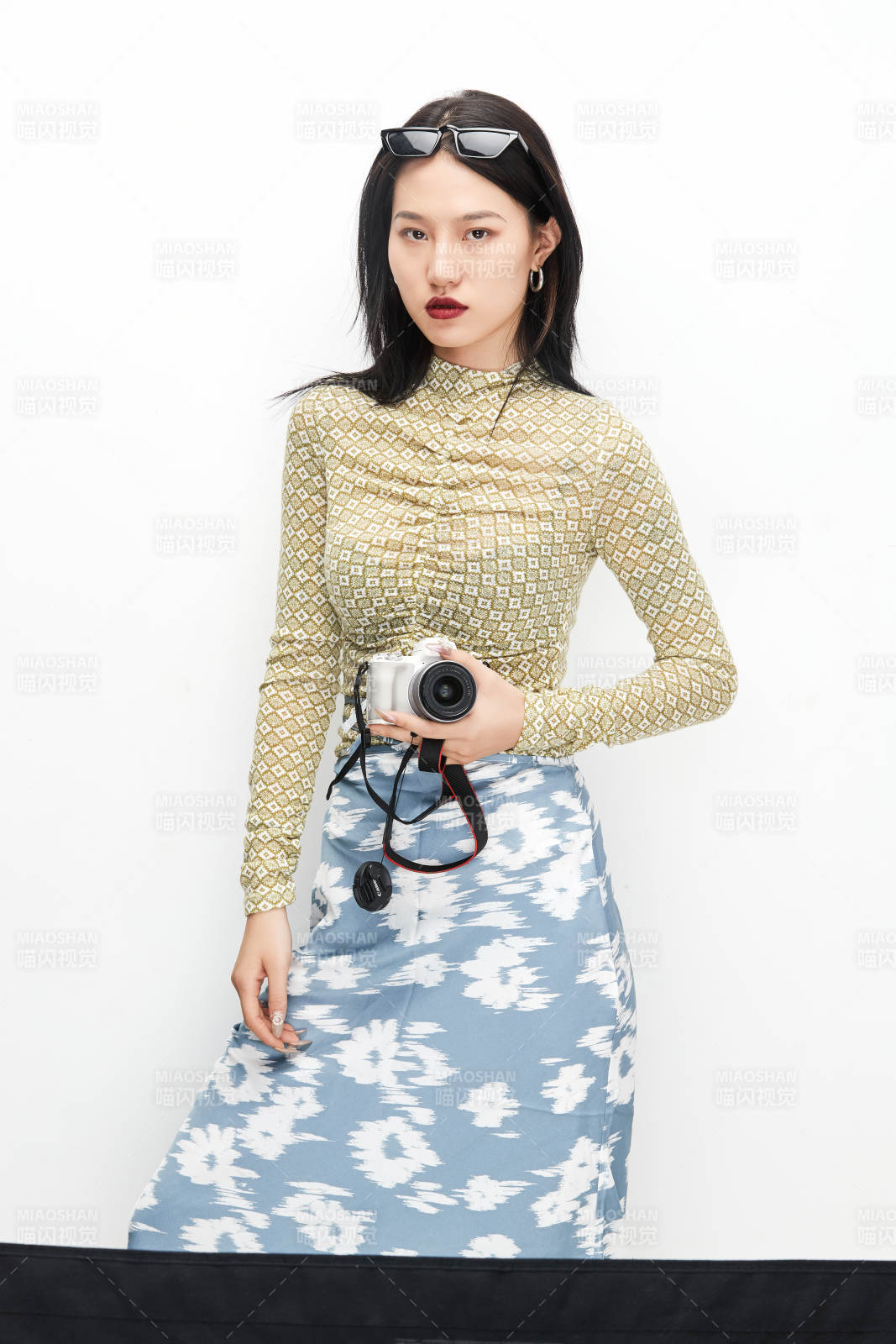 手持电话穿着复古的亚洲少女图片