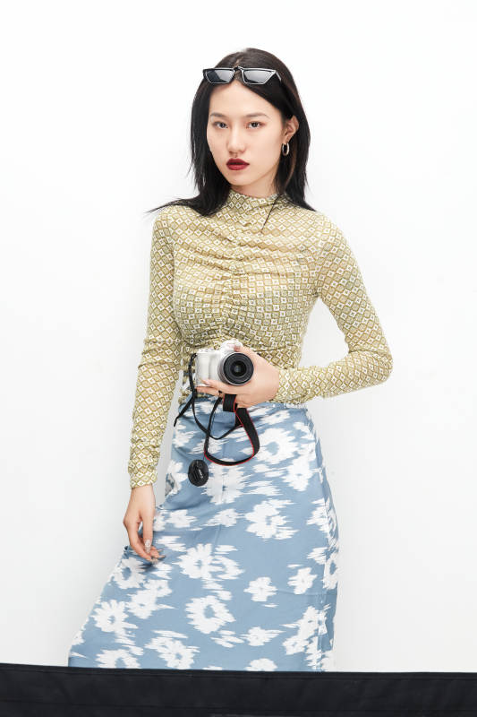 手持电话穿着复古的亚洲少女图片