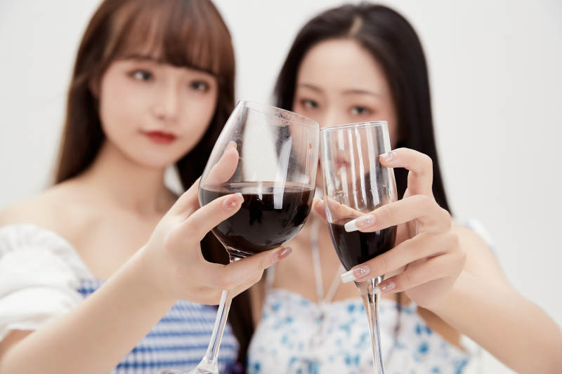 亲密无间的可爱的亚洲美女闺蜜图片