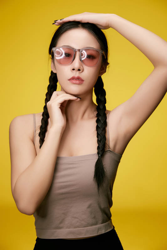 黄色背景下的活泼可爱女大学生图片