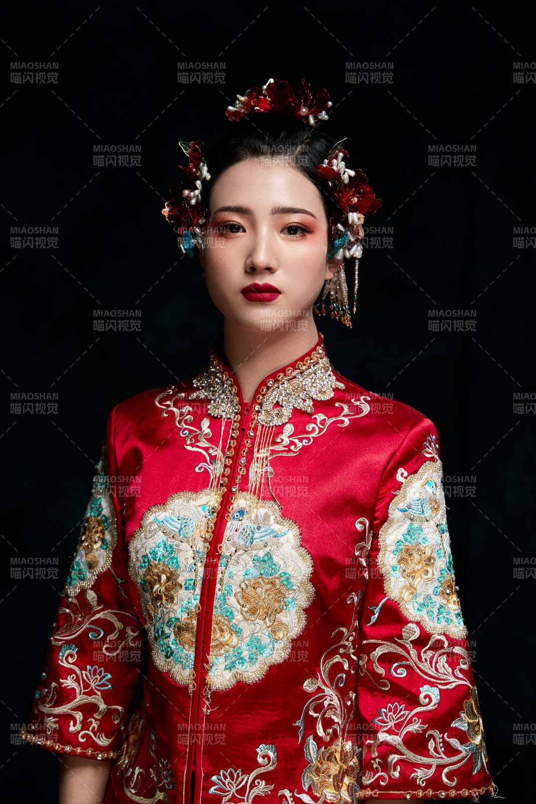 穿着中式秀禾服的亚洲少女图片