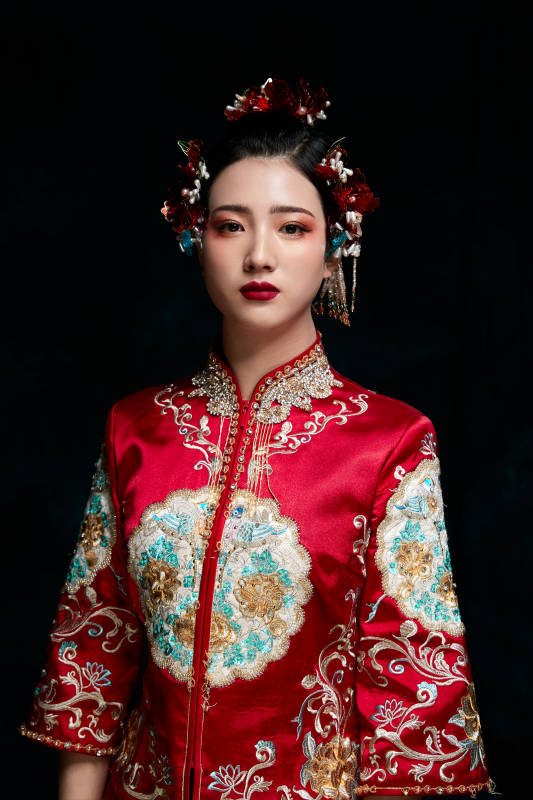 穿着中式秀禾服的亚洲少女图片