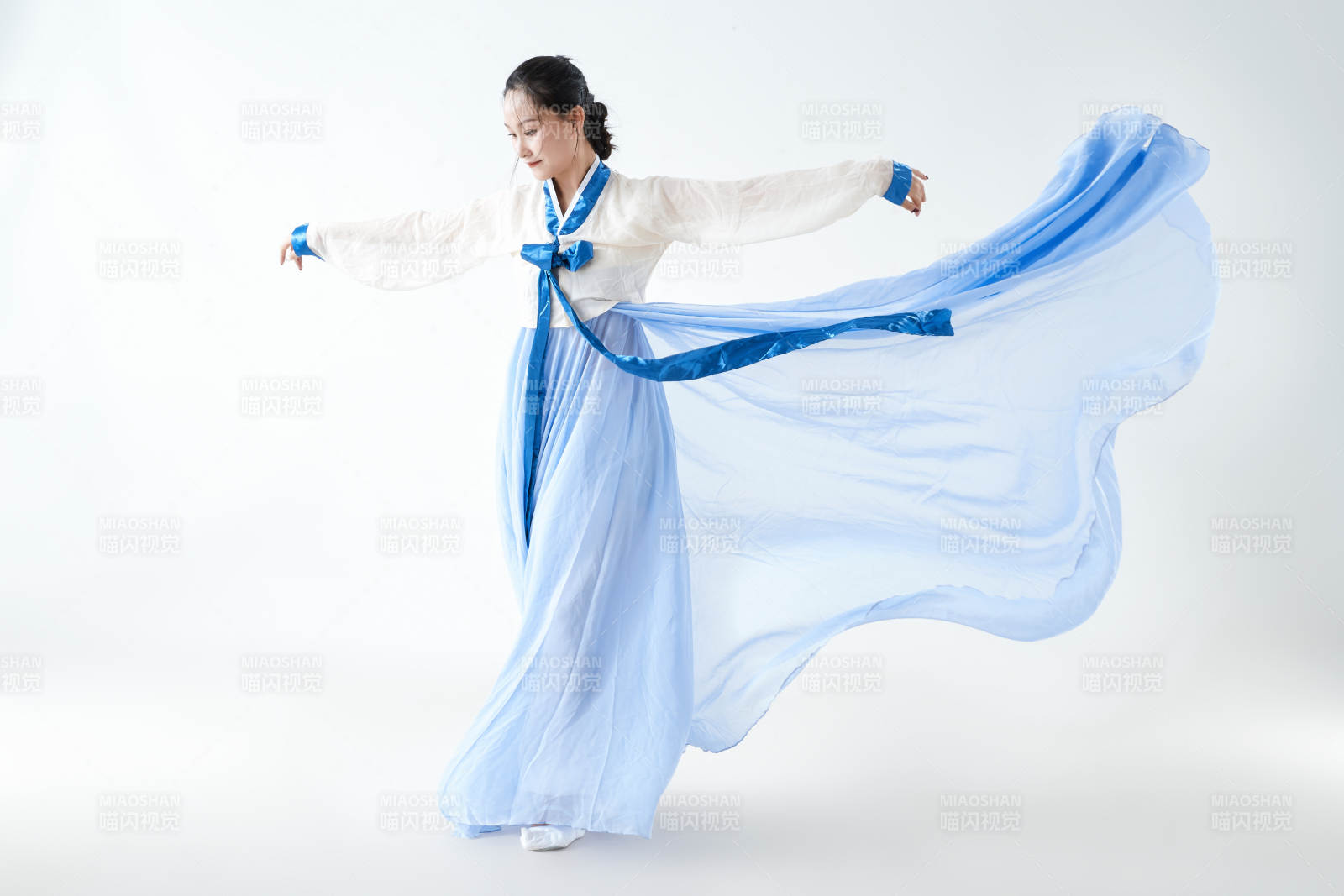 穿着中国朝鲜族传统服饰跳舞的少女图片