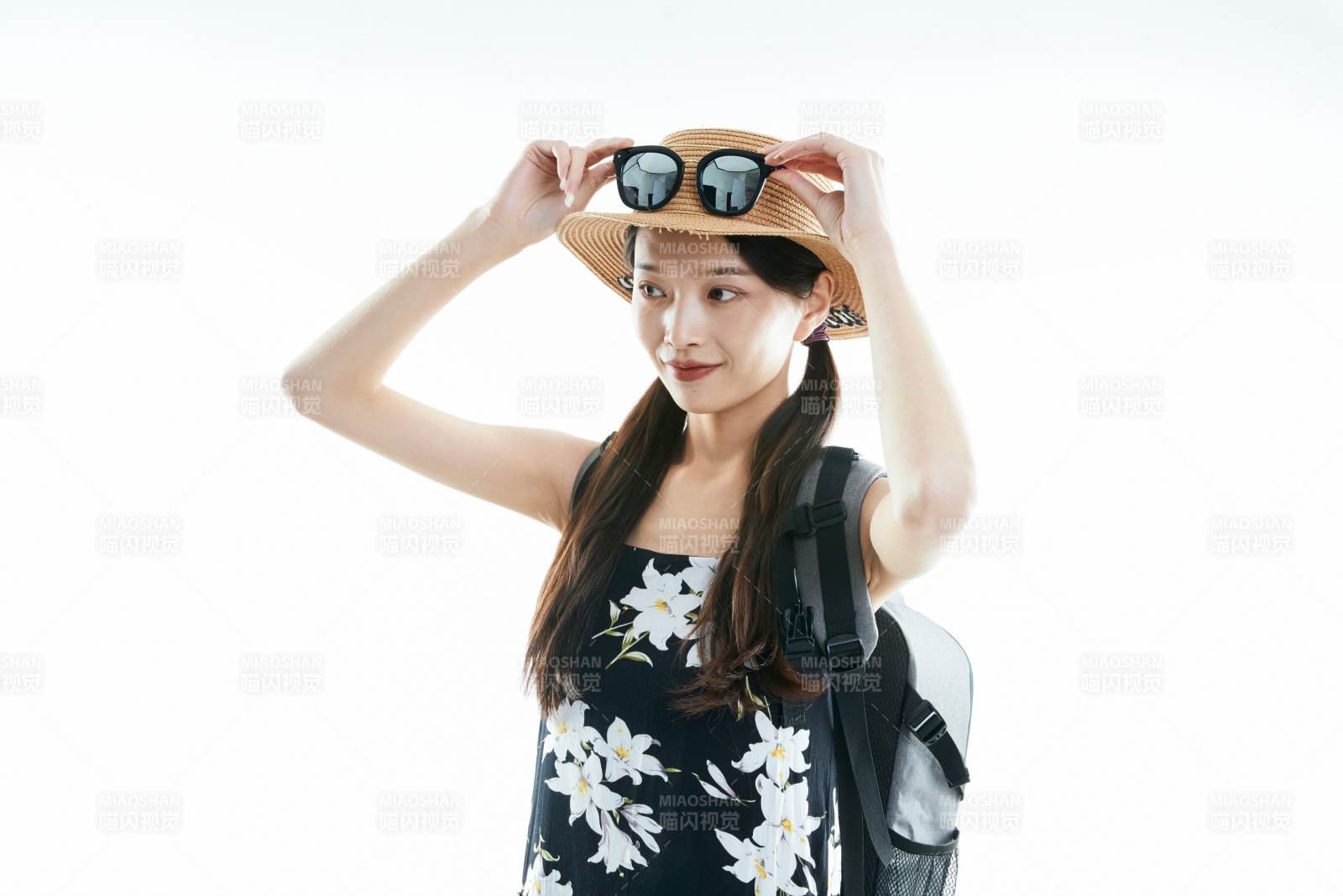 白色背景下准备出发旅行的美丽东方女大学生图片