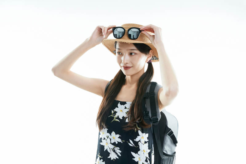 白色背景下准备出发旅行的美丽东方女大学生图片