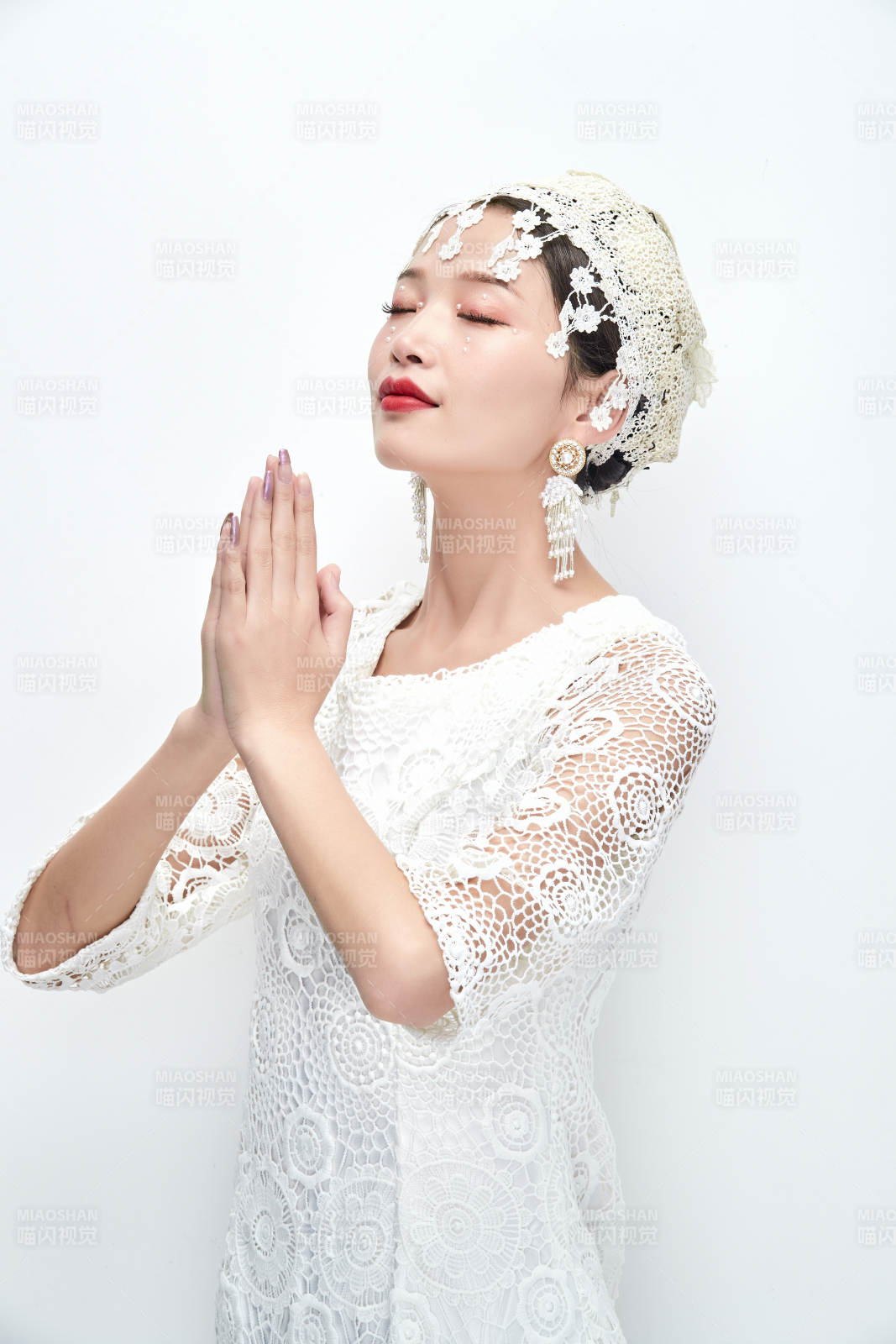 棚拍白色背景下的新娘美妆图片