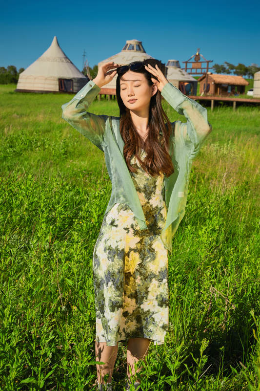 盛夏在草原湿地公园游玩的姑娘图片