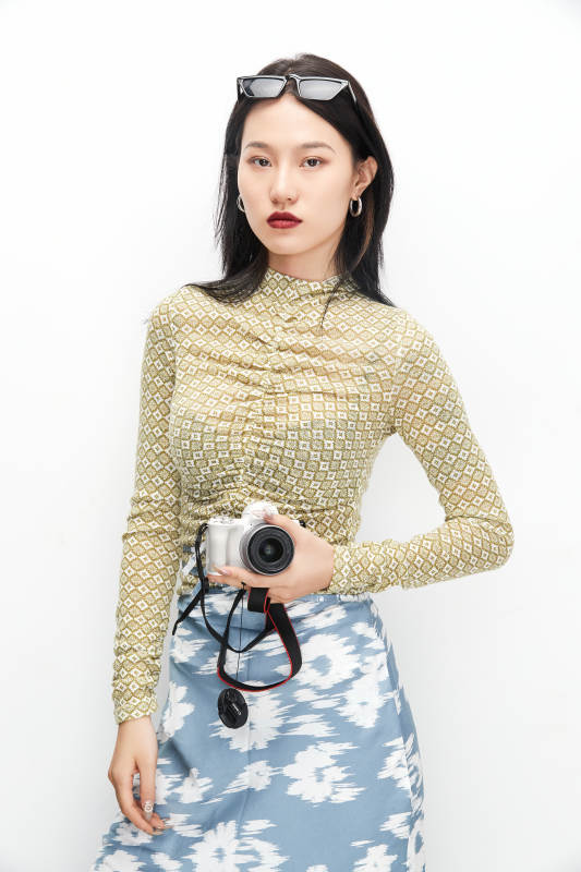 手持电话穿着复古的亚洲少女图片