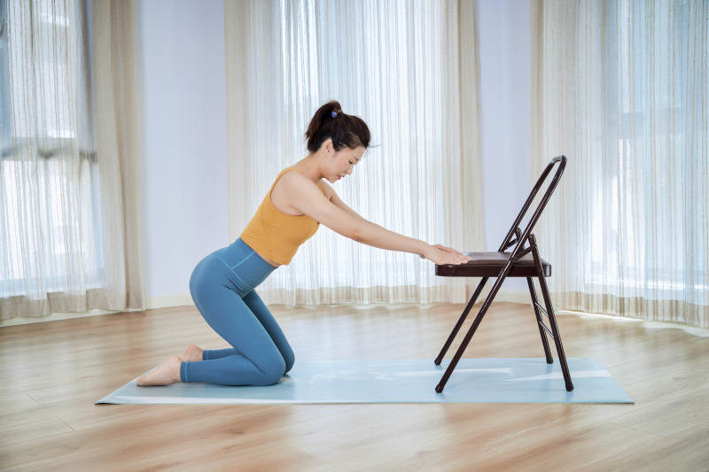 做瑜伽动作的亚洲年轻女性图片