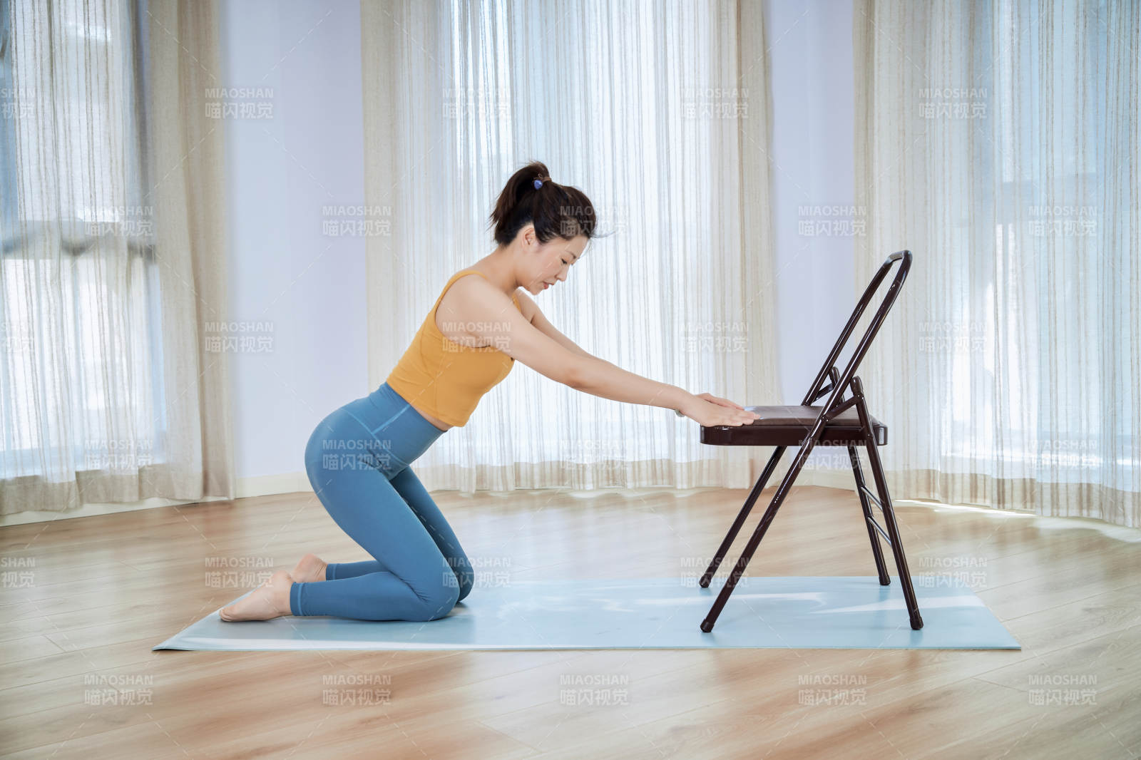 做瑜伽动作的亚洲年轻女性图片