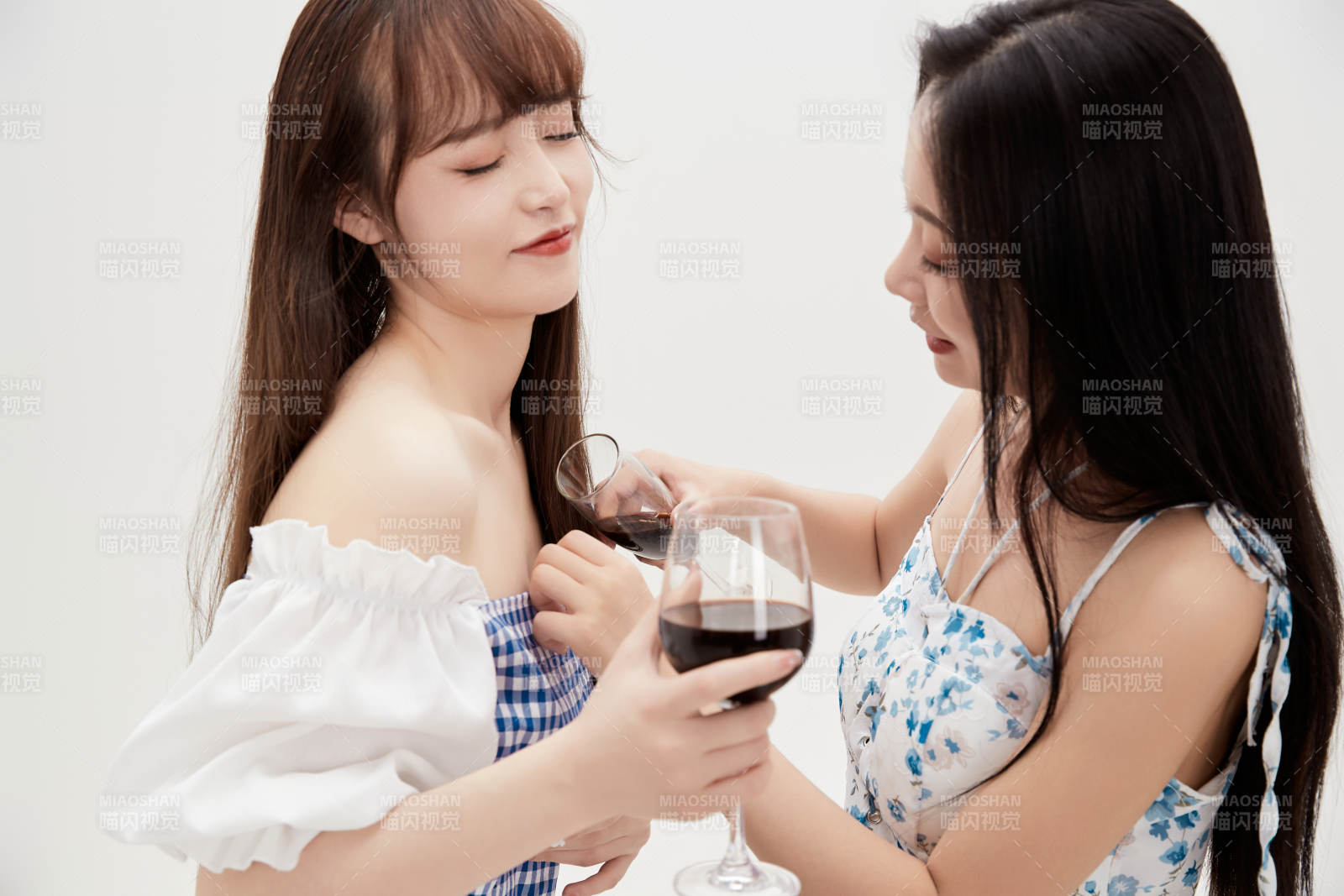 亲密无间的可爱的亚洲美女闺蜜图片