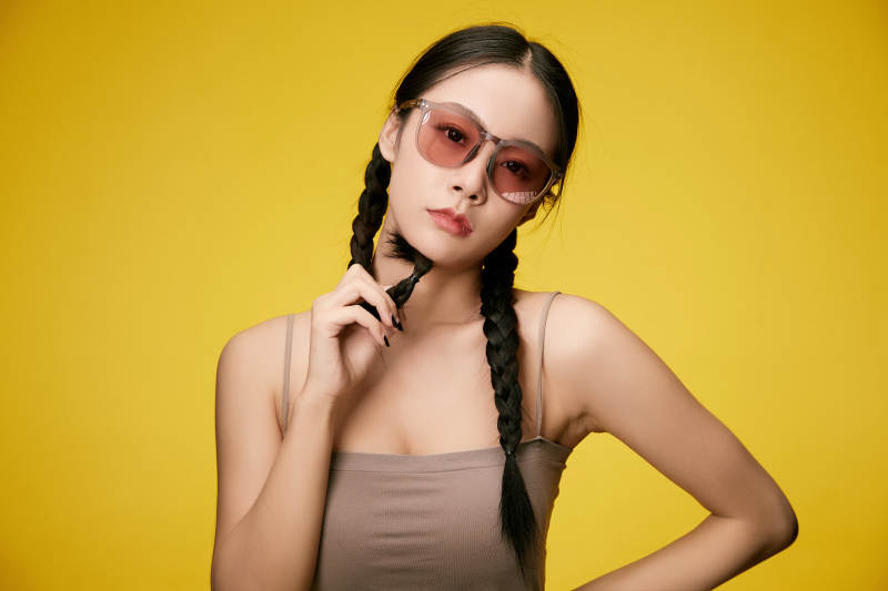 黄色背景下的活泼可爱女大学生图片