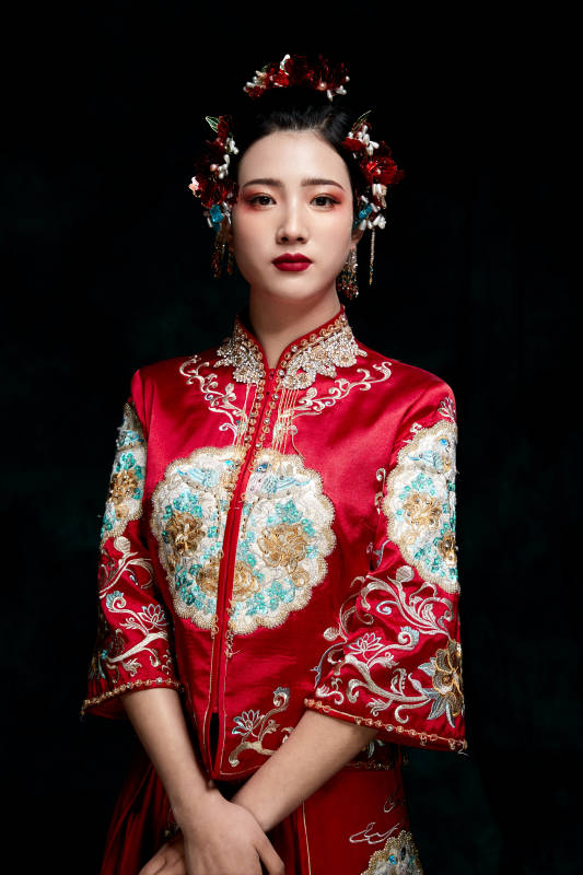 穿着中式秀禾服的亚洲少女图片