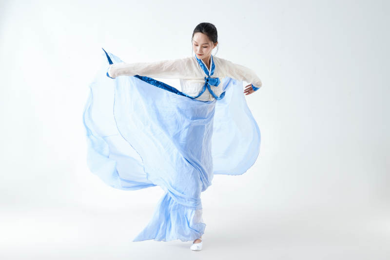 穿着中国朝鲜族传统服饰跳舞的少女图片