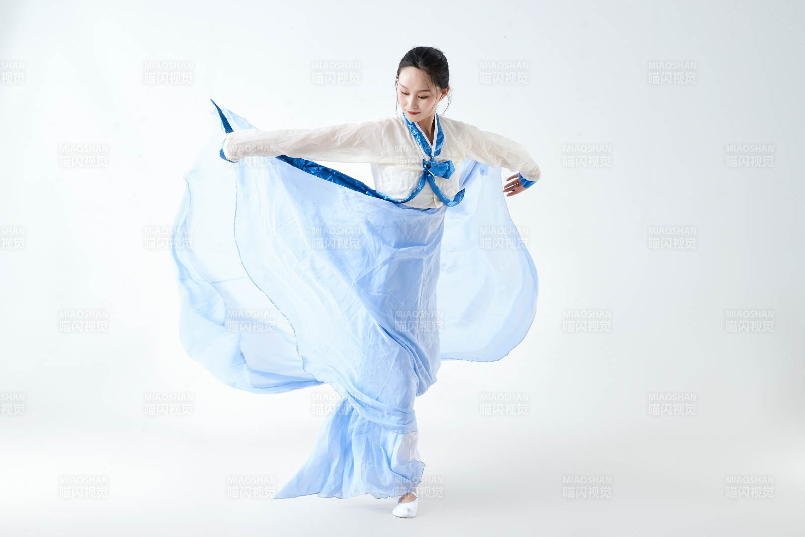 穿着中国朝鲜族传统服饰跳舞的少女图片