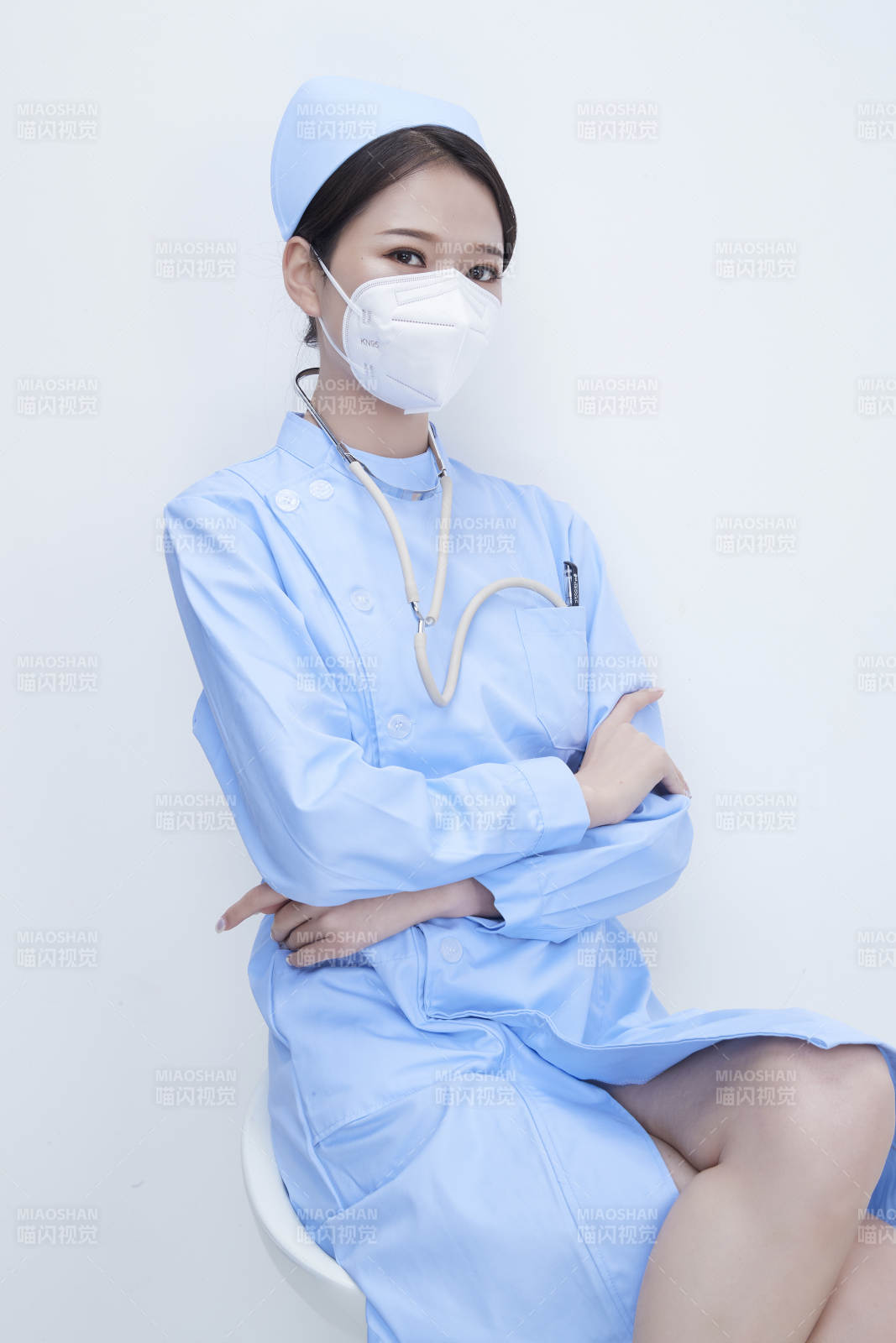 穿蓝色护士服佩戴听诊器口罩的女性医护人员图片