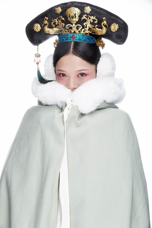 白色背景下的清代女性古装造型清朝古装图片