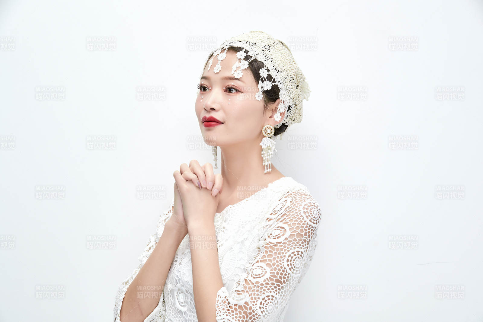 棚拍白色背景下的新娘美妆图片