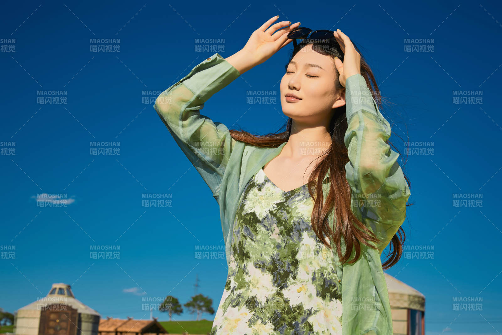 盛夏在草原湿地公园游玩的姑娘图片