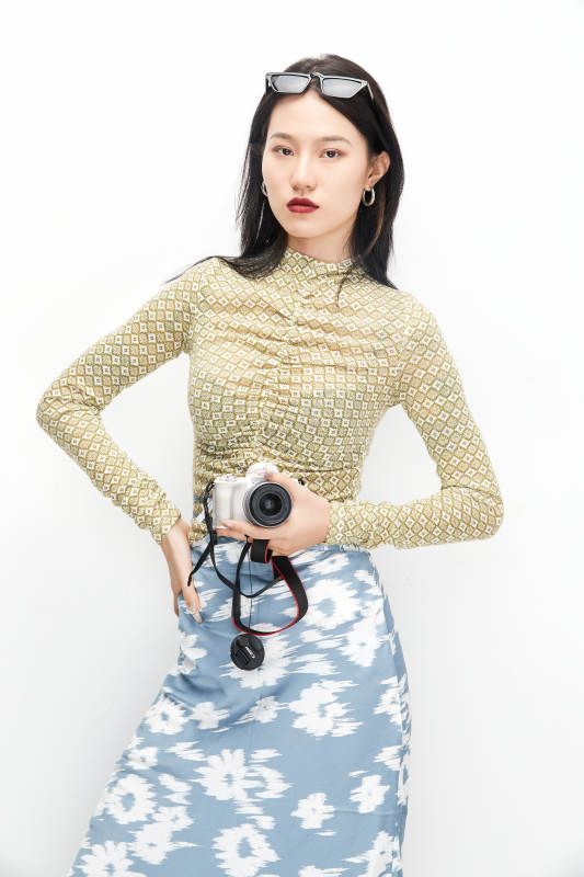 手持电话穿着复古的亚洲少女图片