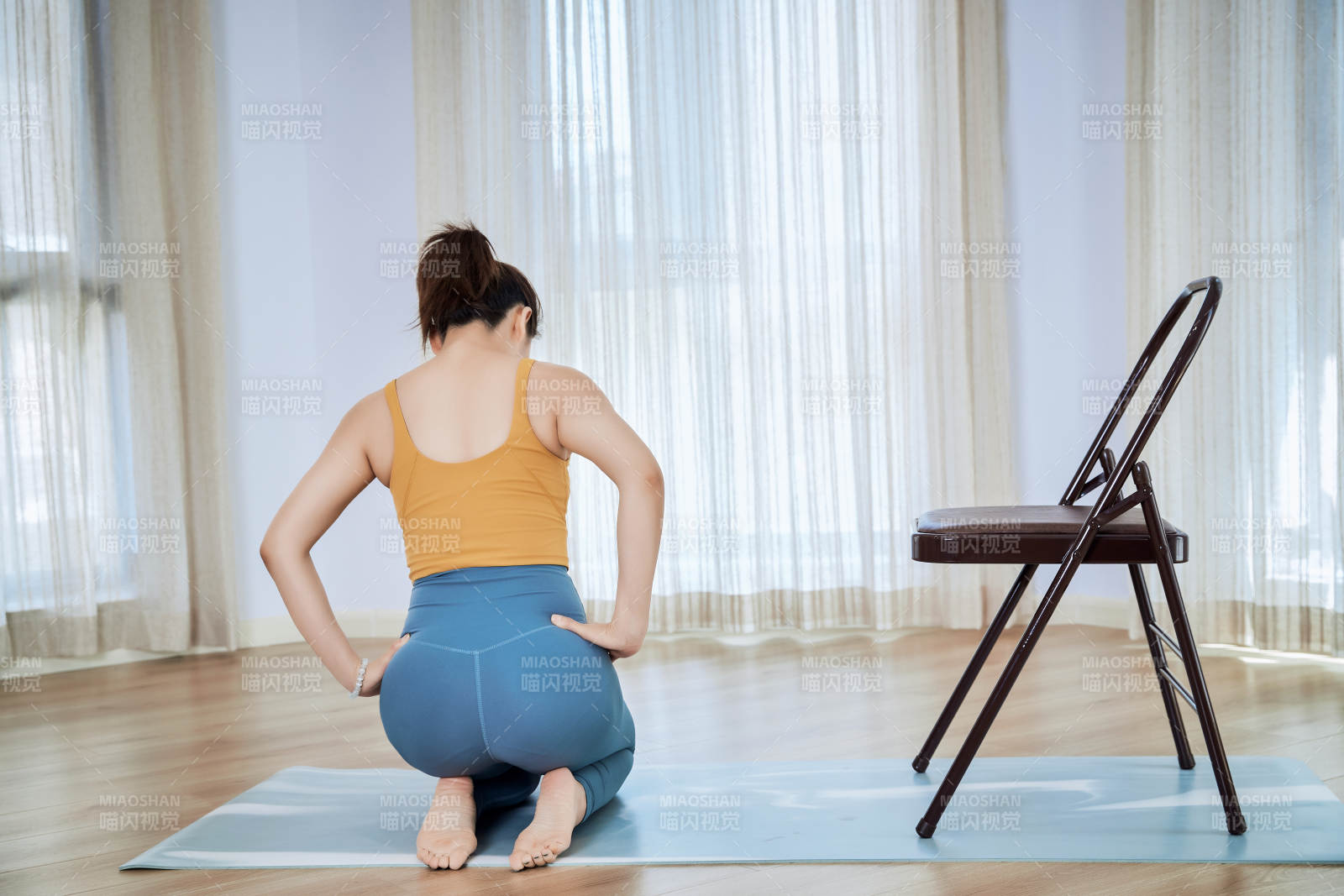 做瑜伽动作的亚洲年轻女性图片