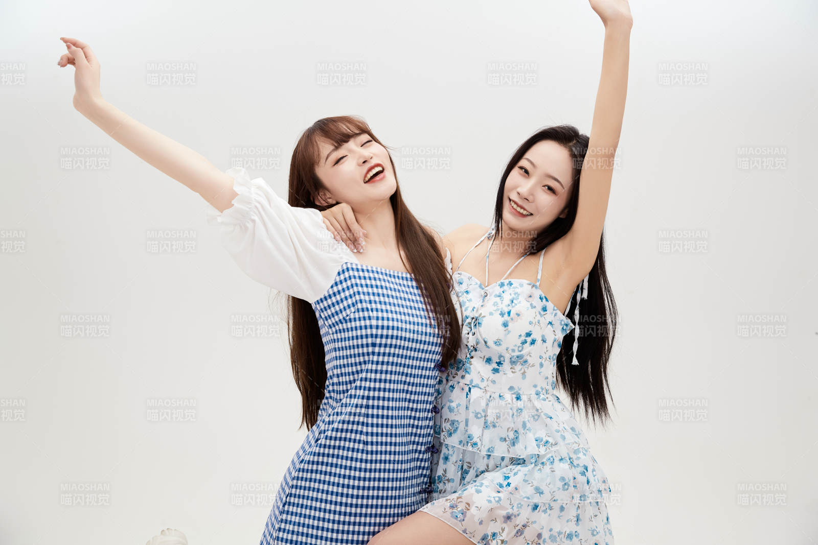 亲密无间的可爱的亚洲美女闺蜜图片