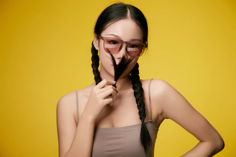 黄色背景下的活泼可爱女大学生图片