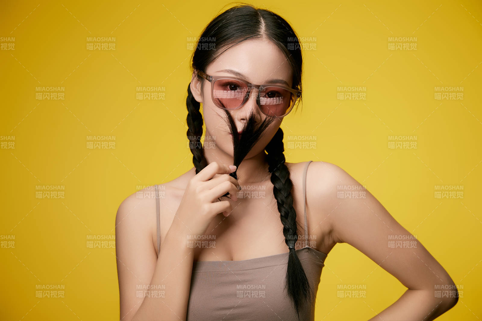 黄色背景下的活泼可爱女大学生图片